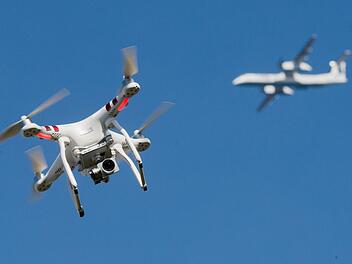 Drohne und Flugzeug