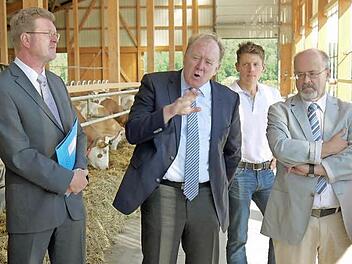 Heiße Diskussion im Freilaufstall: Auf dem Hof der Familie Angermüller diskutierten (vorne, von links) Marcel Huber, Hans Michelbach und Jürgen W. Heike über die Probleme rund um das "Grüne Band". Im Hintergrund: Thomas Angermüller. Foto: Berthold Köhler
