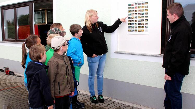 Fisch-Kunde mit Anna und Stefan, den Jugendwarten Foto: Johanna Blum