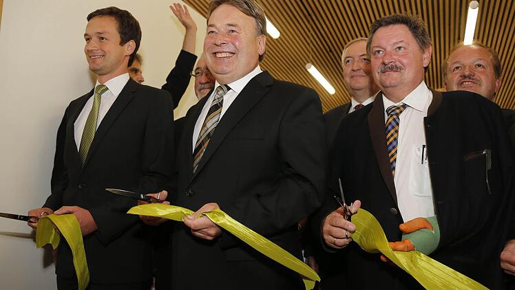 Das Band durchtrennt: Landrat Florian Töpper, Minister Helmut Brunner und Staatssekretär Gerhard Eck (von links) eröffneten das Zentrum offiziell.