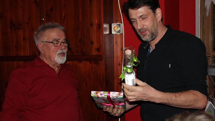 Dank für die Arbeit und das dabei gezeigte Engagement im Werben um jeden Gast: Hans Elflein (links) bekam einen guten Tropfen von seinem "Chef" Frank Schilling.