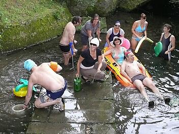 Baden am J&ouml;rgentor: Was im August 2010 wenige Tage nach Schlie&szlig;ung des Hallenbades als Gag gemeint war, ist Realit&auml;t geworden. Auch f&uuml;nfeinhalb Jahre sp&auml;ter gibt es keine Badem&ouml;glichkeit, und daran wird sich wohl vorerst nichts &auml;ndern.  Foto: Archiv/ Heike Beudert