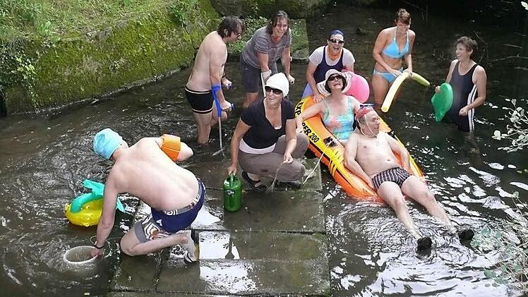 Baden am J&ouml;rgentor: Was im August 2010 wenige Tage nach Schlie&szlig;ung des Hallenbades als Gag gemeint war, ist Realit&auml;t geworden. Auch f&uuml;nfeinhalb Jahre sp&auml;ter gibt es keine Badem&ouml;glichkeit, und daran wird sich wohl vorerst nichts &auml;ndern.  Foto: Archiv/ Heike Beudert