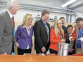 Der Bewohner Willi Gebelein (rechts) erklärte Arbeiten in der Schreinerei. Mit im Bild (von links) Heimleiter Gerhard Seidl, CSU-Kreisrätin Angela Wiegand, CSU-Landratskandidat Klaus Löffler, Gesundheitsministerin Melanie Huml, der Leiter de Arbeitstherapie, Dirk Raupach, und die FU-Vorsitzende Anni Thiel. Foto: Veronika Schadeck