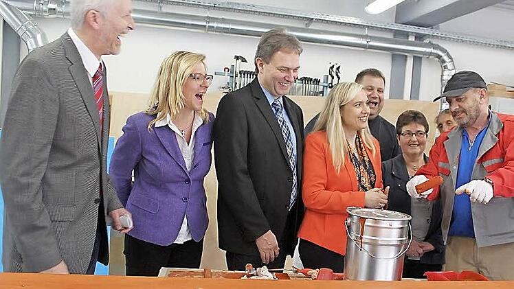 Der Bewohner Willi Gebelein (rechts) erklärte Arbeiten in der Schreinerei. Mit im Bild (von links) Heimleiter Gerhard Seidl, CSU-Kreisrätin Angela Wiegand, CSU-Landratskandidat Klaus Löffler, Gesundheitsministerin Melanie Huml, der Leiter de Arbeitstherapie, Dirk Raupach, und die FU-Vorsitzende Anni Thiel. Foto: Veronika Schadeck