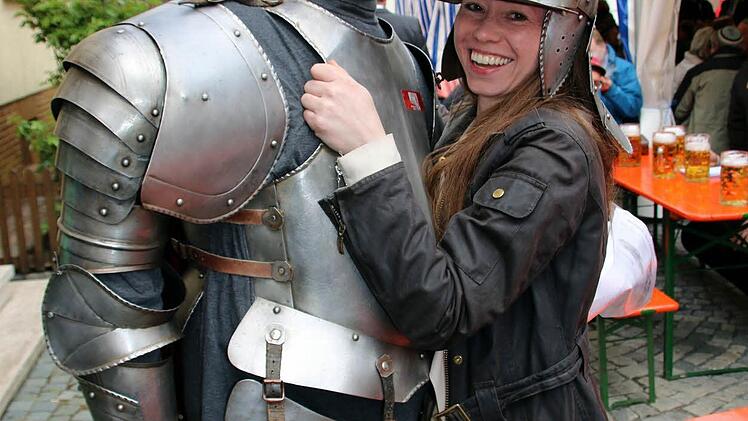 Seßlachs Tourismuschefin Carolin Franz leiht sich Ritter Heinrichs (Heinz Winkelmann) Helm aus. Foto: Bettina Knauth