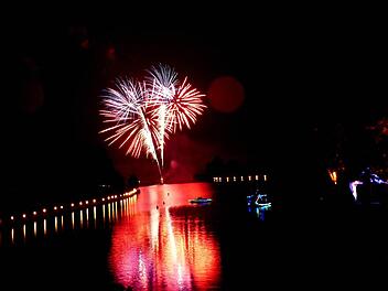 Ein Spektakel der Farben war das große Feuerwerk, das das Badesee-Gelände in Gelb, Blau und Rot tauchte.  Fotos: Dieter Hübner