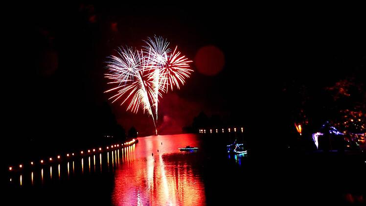 Ein Spektakel der Farben war das große Feuerwerk, das das Badesee-Gelände in Gelb, Blau und Rot tauchte.  Fotos: Dieter Hübner