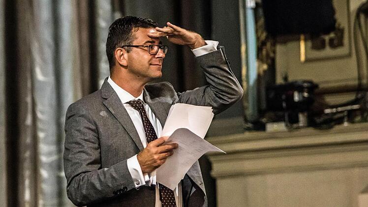 Coburgs Intendant Bodo Busse begrüßt das künstlerische Ensemble und die Mitarbeiter hinter den Kulissen zum Probenauftakt im Landestheater.Foto: Jochen Berger