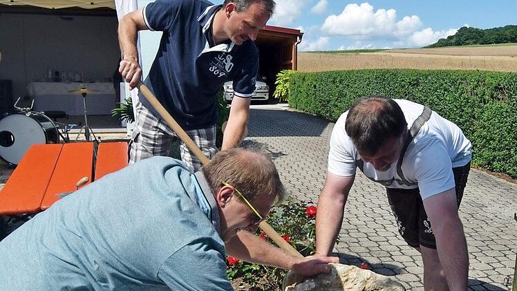 Strake Männer brachten den Gedenkstein in Position. Foto: Andreas Welz