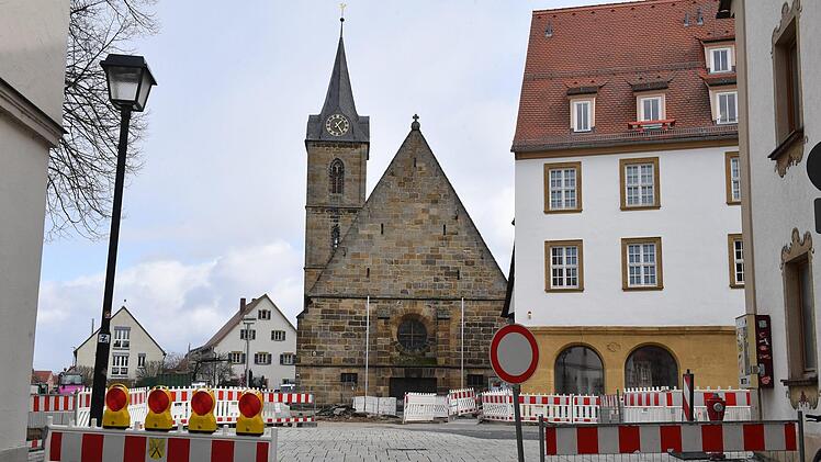 Voll in Gang sind die Arbeiten für die Neugestaltung des Marktplatzes in Hallstadt.Foto: Ronald Rinklef