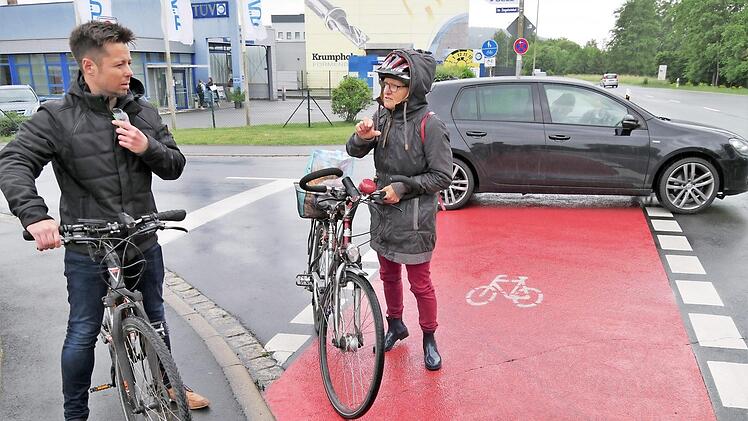 Signalrote Bodenbel&auml;ge sorgen f&uuml;r mehr Sicherheit.