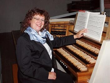 In unzähligen Gottesdiensten sorgte die scheidende Kirchenmusikerin Jitka Maisel durch ihr perfektes Orgelspiel (hier in der Stadtpfarrkirche) für die festliche musikalische Ausgestaltung, oft unter Mitwirkung der Chöre. Foto: Alfred Thieret