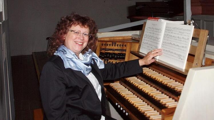 In unzähligen Gottesdiensten sorgte die scheidende Kirchenmusikerin Jitka Maisel durch ihr perfektes Orgelspiel (hier in der Stadtpfarrkirche) für die festliche musikalische Ausgestaltung, oft unter Mitwirkung der Chöre. Foto: Alfred Thieret