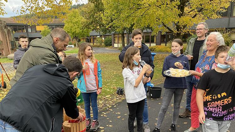 Waschen, pressen, trinken: Der eigenhändig zubereitete frische Apfelsaft schmeckt. Realschul-Direktor Michael Kreil schenkt den Fünftklässlern ein.