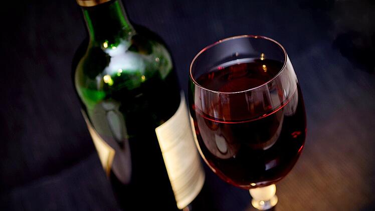 Alkohol in Kombination mit Schmerzmittel kann Geschwüre verursachen.