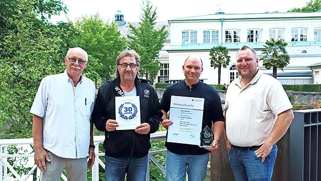 Damir Hrncic und Mario Wehner (in der Mitte) erhielten Urkunden f&uuml;r ihre lange Betriebszugeh&ouml;rigkeit.