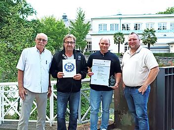 Damir Hrncic und Mario Wehner (in der Mitte) erhielten Urkunden für ihre lange Betriebszugehörigkeit.