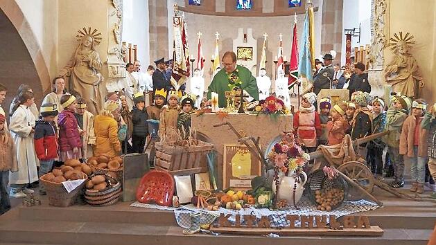 Für den Erntedankgottesdienst hatten die Kinder das Gotteshaus festlich geschmückt.