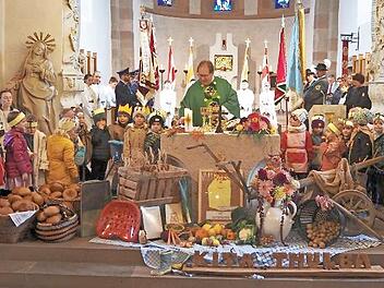Für den Erntedankgottesdienst hatten die Kinder das Gotteshaus festlich geschmückt.