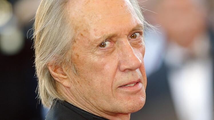 War es Selbstmord oder ein Unfall? Unter mysteri&ouml;sen Umst&auml;nden starb David Carradine im Juni 2009 im Alter von 72 Jahren.