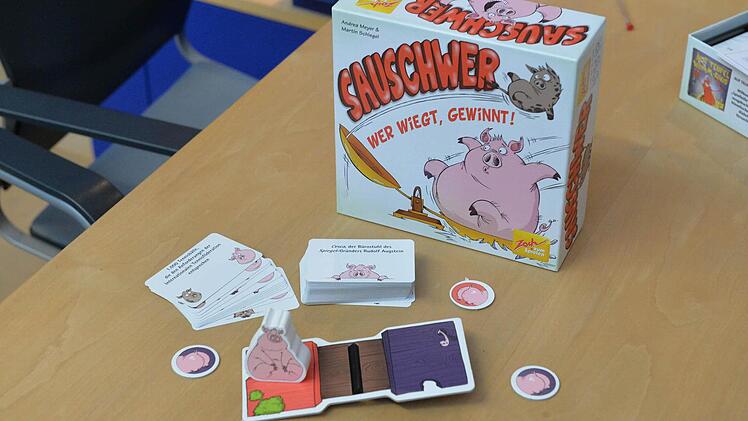 Verspielt im Büro: Unsere Redakteure spielen "Sauschwer" und stellen fest: Leichtgewichte haben da keine Chance. Foto: Ronald Rinklef