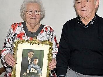 Anlässlich ihres 60. Hochzeitstages haben Konrad und Magdalena Förtner ihr Hochzeitsbild hervorgeholt.  Foto: Roland Meister