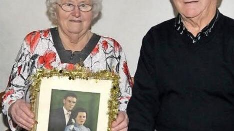Anlässlich ihres 60. Hochzeitstages haben Konrad und Magdalena Förtner ihr Hochzeitsbild hervorgeholt.  Foto: Roland Meister