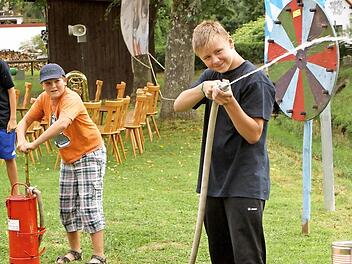 Viel Spaß hatten auch die Jugendlichen beim Zielspritzen. Foto: Günther Geiling