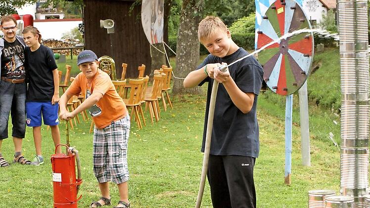 Viel Spaß hatten auch die Jugendlichen beim Zielspritzen. Foto: Günther Geiling