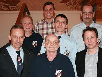Für 25 Jahre Mitgliedschaft wurden Günter Heinle, Gerd Bienmüller, Horst Bienmüller, Klaus Schlereth und Klaus Kuhn ausgezeichnet. Hinten, von links: Horst Bienmüller, Organisationsleiter Dirk Weber, Klaus Schlereth, Klaus Kuhn sowie (vorne, von links) Günter Heinle, Gerd Bienmüller und Kreisvorsitzender Norbert Rücker. Foto: Gabriele Sell