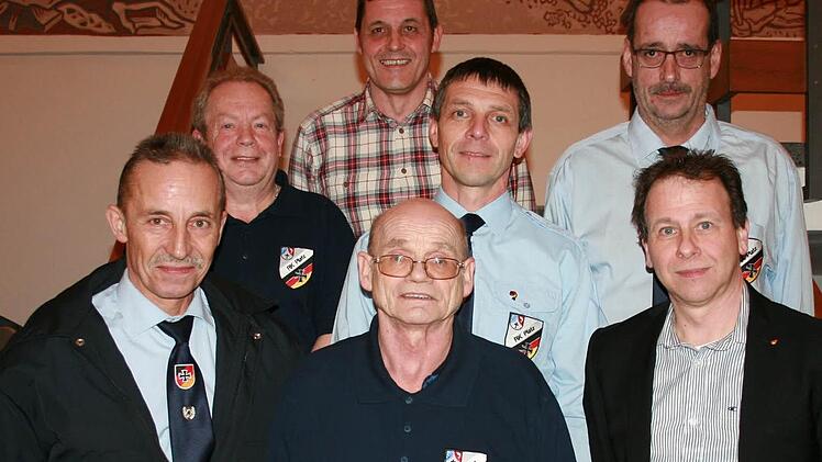 Für 25 Jahre Mitgliedschaft wurden Günter Heinle, Gerd Bienmüller, Horst Bienmüller, Klaus Schlereth und Klaus Kuhn ausgezeichnet. Hinten, von links: Horst Bienmüller, Organisationsleiter Dirk Weber, Klaus Schlereth, Klaus Kuhn sowie (vorne, von links) Günter Heinle, Gerd Bienmüller und Kreisvorsitzender Norbert Rücker. Foto: Gabriele Sell