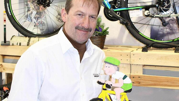 Gernot Riemey mit seinem bunten Rhöner Radler aus Holz. Foto: Thomas Dill