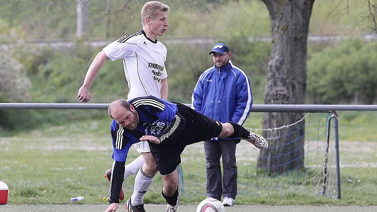 Dauerduell zwiscchen Dennis Wessel (l.), der hier den Bischberger Christian Weiß foult.