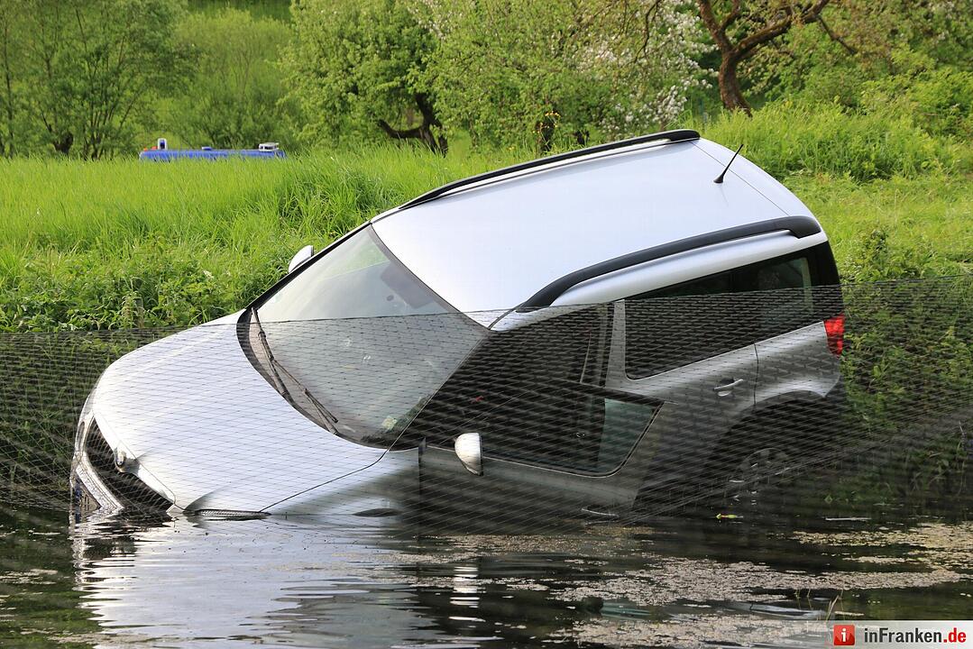 Auto stürzt bei Wannbach in Forellenteich