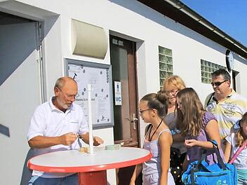 Das Maßbacher Schwimmbad ist ein Familienbad. Damit das so bleibt, wird das Schwimmbadgebäude bis zum nächsten Jahr grundlegend saniert und erweitert. Bademeister Wilhelm Göbel (links) wird als Mitglied des Fördervereins wie viele andere beim Umbau helfen. Fotos: Heike Beudert