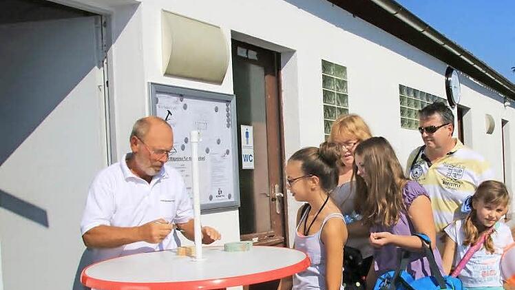 Das Maßbacher Schwimmbad ist ein Familienbad. Damit das so bleibt, wird das Schwimmbadgebäude bis zum nächsten Jahr grundlegend saniert und erweitert. Bademeister Wilhelm Göbel (links) wird als Mitglied des Fördervereins wie viele andere beim Umbau helfen. Fotos: Heike Beudert