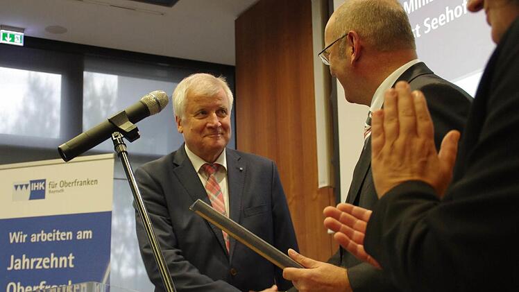 Ministerpräsident Horst Seehofer wurde in Steinbach am Wald von der IHK für Oberfranken geehrt. Foto: Marco Meißner