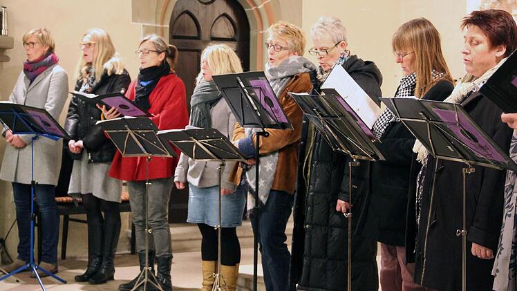 Mit einer Einstimmung auf die bevorstehende Weihnachtszeit begeisterte der Chor "Frauenklänge" in der Martin Luther-Kirche" unter der Leitung von Karin Dietz. Foto: Joachim Wegner
