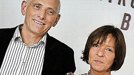Wolfgang und Gaby Heyder vom Veranstaltungsservice Bamberg erzählen im Rahmen der Foto-Ausstellung von ihren Backstage-Erlebnissen als erfolgreiche Konzertveranstalter.  Foto: Matthias Hoch