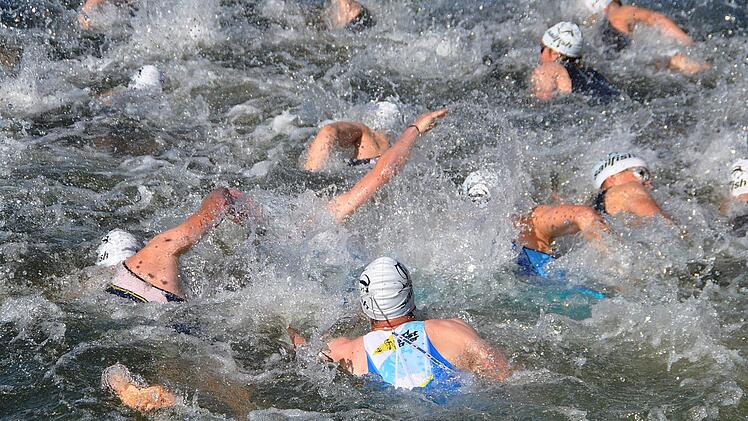Ein Hauen und Stechen gab es nach dem Start bei den Liga-Startern. Foto: Karl Heinz Weber