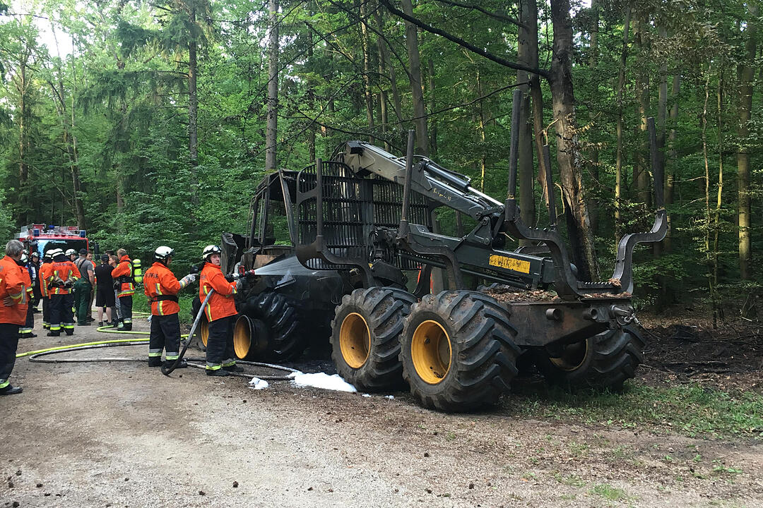 Nürnberg: Forstmaschine brennt - Waldbrand verhindert
