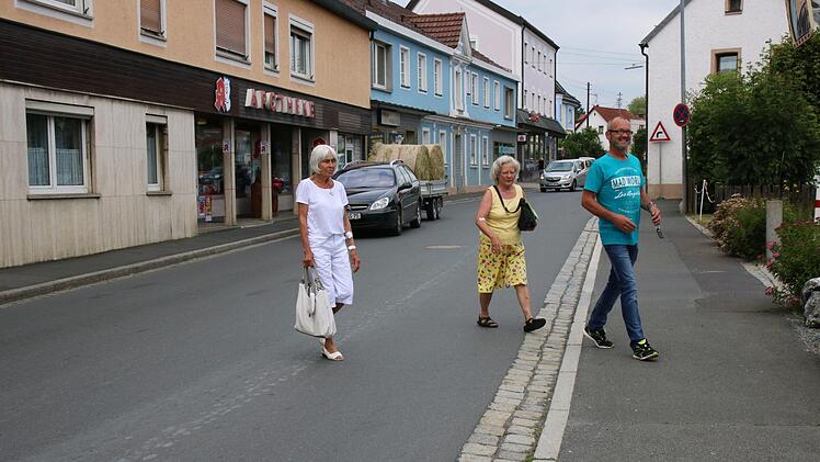 Die Fußgängerampel im Bereich der Apotheke soll installiert werden. Doch die Stadtsteinacher brauchen Geduld, denn das Verfahren zieht sich hin. Foto: Dagmar Besand