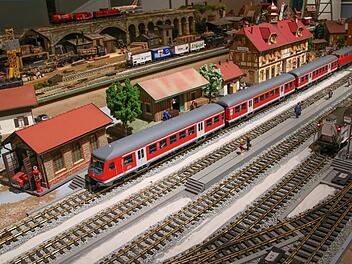 Für Eisenbahnliebhaber haben die Modellbaufreunde Forchheim e. V. ca. 60 Quadratmetern eine Lehmann-Großbahn-Messeanlage aufgebaut.