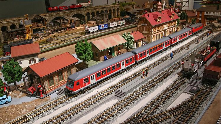 Für Eisenbahnliebhaber haben die Modellbaufreunde Forchheim e. V. ca. 60 Quadratmetern eine Lehmann-Großbahn-Messeanlage aufgebaut.