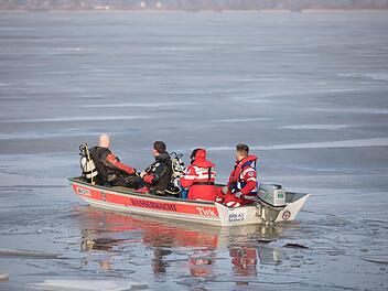 Auf dem Altmühlsee nahe Gunzenhausen in Mittelfranken ist ein Mann  ins Eis eingebrochen und unter der Eisdecke verschwunden. Zahlreiche Rettungskräfte suchten nach dem Vermissten. Gestern Nachmittag wurde der 75-Jährige tot geborgen. Foto: NEWS5 / Goppelt