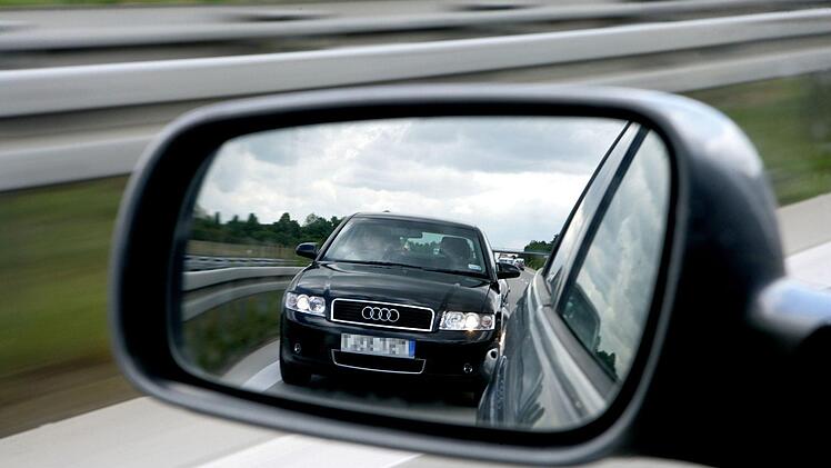 Ein Autofahrer überholte eine Autofahrerin innerorts, obwohl die Fahrerin bereits mit 50 km/h unterwegs war. Schließlich wurde sie sogar noch vom überholenden Fahrer genötigt. Symbolfoto: Patrick Pleul/dpa