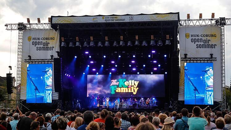 Bei ihrer Premiere in Coburg genossen die Mitglieder der Kelly Family die besondere Stimmung auf dem Schlossplatz.  Foto: Matthias Hoch