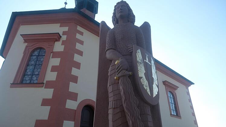 Die Michaelskapelle mit der neuen Heiligenfigur.  Foto: Gerd Schaar/Archiv