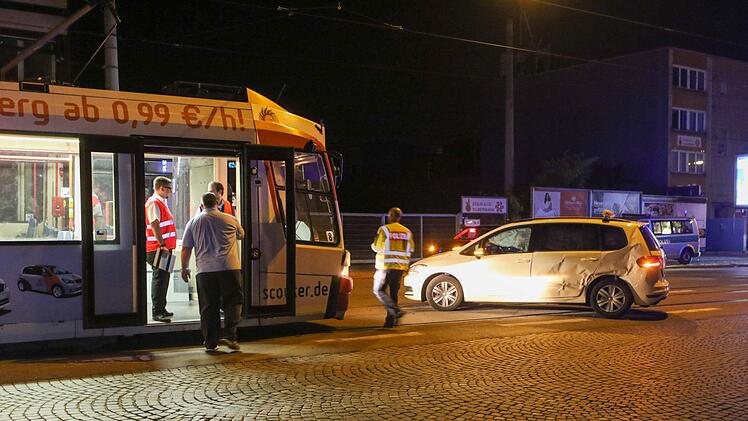 Am Freitagabend kollidierte in N&uuml;rnberg eine Stra&szlig;enbahn mit einem Taxi. Foto: NEWS5/Friedrich
